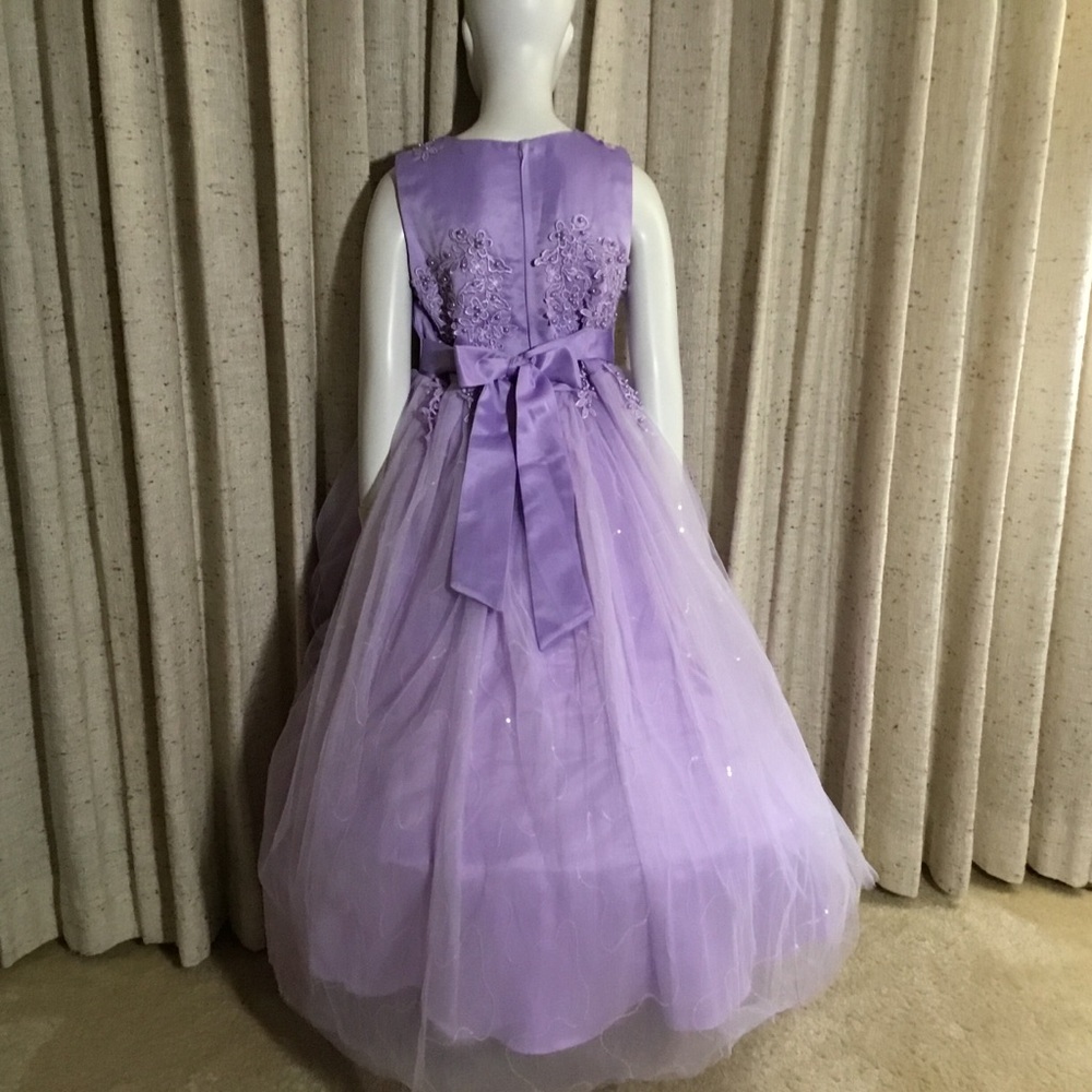 Lavender formal w/ Embroidery dress, girl's sizing about 12-14, (160Int. on Tag) - Picture 5 of 15